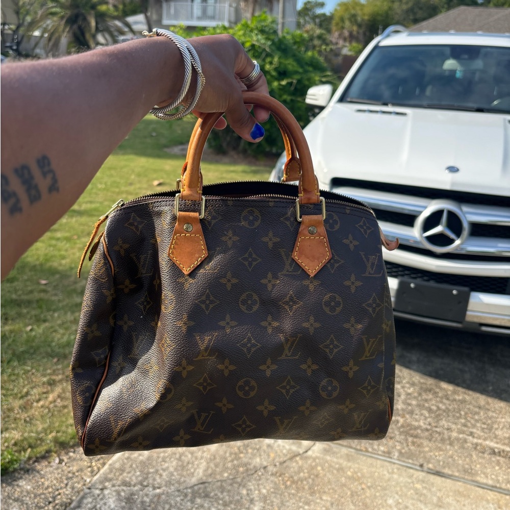 Authentic Louis Vuitton LV
Monogram
Speedy 30